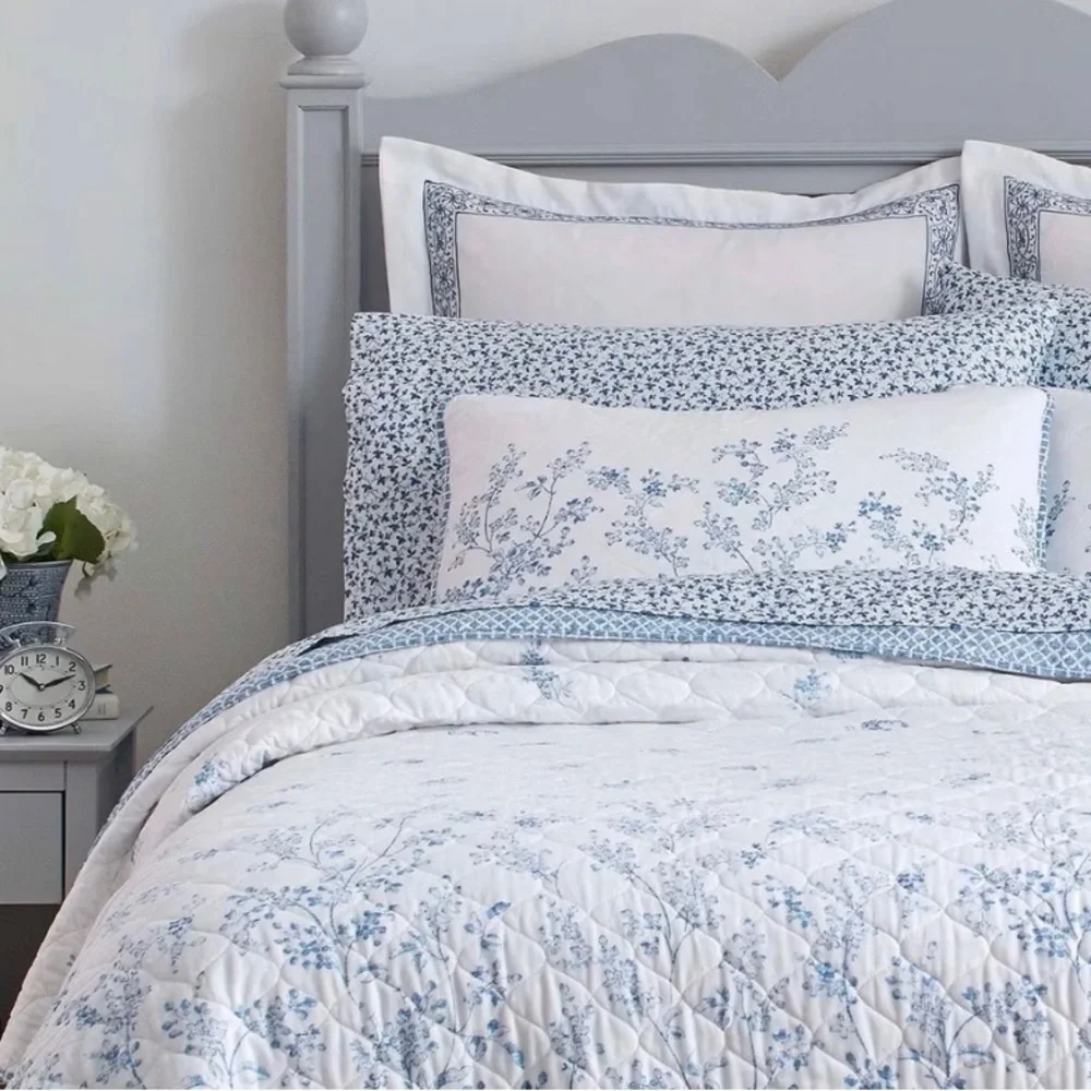 Floral Blue and White Bedding Set ~ Full /Queen